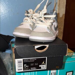 Jordan Kids' Gray and White Mid SE Sneakers